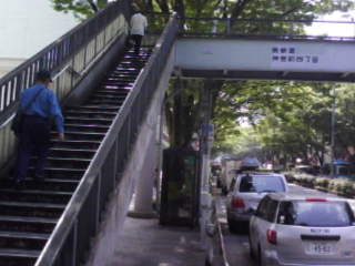 埋もれる歩道橋 表参道 From Basshead For